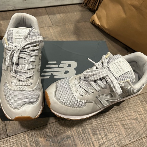 WMNS NEW BALANCE
574 LIFESTYLE METALLIC LEATHER SNEAKERS WOMAN GREY - Picture 4 of 14